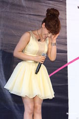 组图：丁当发片牵红线求姻缘 自曝曾被前男友劈腿