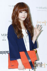 组图：missA等助阵时装周 金宇彬走秀变吸血鬼