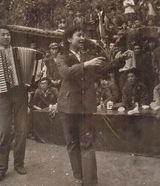 组图：彭丽媛老山前线慰问演出青涩旧照曝光