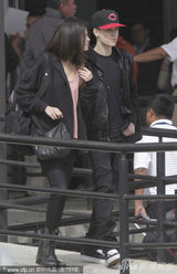 组图：贾斯汀-比伯携女友情侣装现身墨西哥