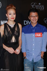 组图：容祖儿透视装助阵新片首映 谢霆锋捧场