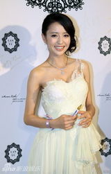 组图：李小璐张梓琳着婚纱竞艳 黄圣依中性打扮抢眼