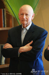 幻灯图集：导演汉内克获文化勋章 比诺什献拥抱