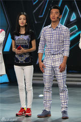 组图：郑恺《大本营》格子套装帅气个性