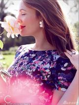 组图：38岁巴里摩尔红唇登杂志 手持鲜花妩媚