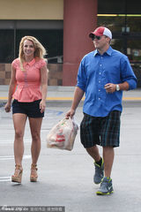 组图：布兰妮恋爱后发福上围暴增 与男友逛超市