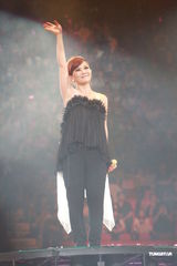 组图：梁静茹银白短裙开唱 送亲笔签名纸飞机