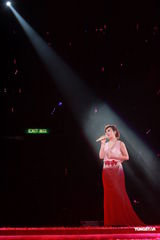 组图：梁静茹银白短裙开唱 送亲笔签名纸飞机