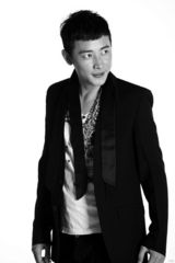 组图：罗晋新拍黑白写真 简约干练显型男魅力