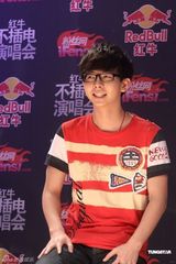 组图：唐朝老五助阵不插电演唱会 胡夏飞儿加盟