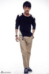 组图：许诺演绎秋装时尚大片 干净利落显忧郁气质