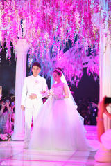 组图：贾乃亮李小璐演绎浪漫童话婚礼