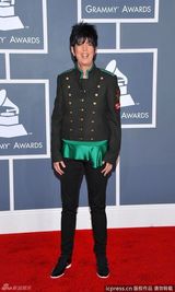 高清图：第54届格莱美红毯戴安-沃伦夹克秀中性风