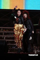 组图：五月天张惠妹等接力开唱 领众人跨越2011年