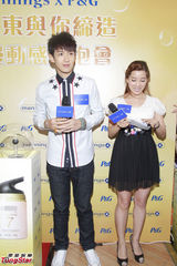 组图：柯震东出席代言阳光帅气引粉丝围观