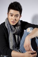 组图：杜江曝光全新写真 展现帅气阳光