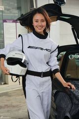 组图：袁泉关之琳优雅亮相盛典 体验极限试驾