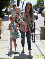 组图：阿尔芭带两女儿外出 姐妹装抢镜萌态十足