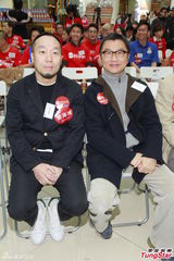 组图：黄子华入选男神榜 自嘲吃云吞有一手