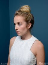 组图：《F字头》拍写真 丹尼尔佐伊甜蜜合影