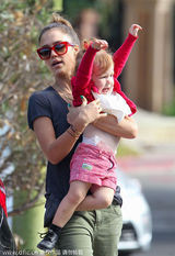 组图：阿尔芭一家甜蜜出游 与丈夫拥抱秀恩爱