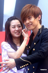 幻灯图：唐禹哲举行庆功签唱会 杨千霈为其站台