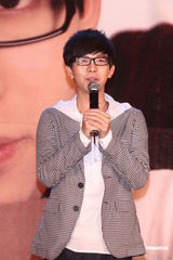 组图：胡夏趁胜追击推新辑 戴爱玲为其发片站台