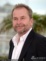 组图：电影《仙境》发布会 众主创抱作一团亲密无间