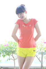 组图：柳岩彩纱逆光身姿优雅 笑容迷人清新十足