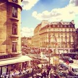 组图：王菲享受巴黎美食 与赵薇开心相聚