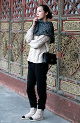 高清图：韩雪街拍LOOK粗毛线围巾带来冬日温暖