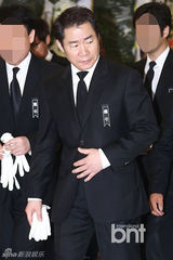 组图：金喜善等含泪参加金宗鹤导演遗体告别式