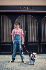 组图：郭家铭鬼马个性街拍 背带裤卖萌宠物奇缘