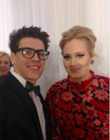 组图：莱昂纳多下体遭偷袭 面露微笑尴尬不已