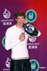 组图：菲尔普斯握高尔夫球杆下水 游泳速度令人惊叹