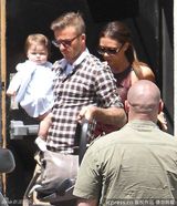 组图：贝克汉姆携可爱女儿为爱妻维多利亚庆生