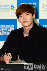 组图：韩星李钟硕出席慈善活动 暖男表里如一