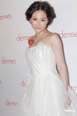 组图：刘心悠婚纱礼服亮相 卓韵芝自曝做“蟹民”