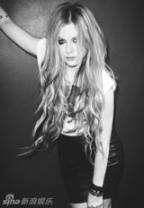 组图：小魔女艾薇儿登封面 烟熏魅惑嘟唇诱惑