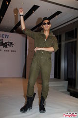 组图：黄日华父女档合作拍剧 关楚耀饰精神病患