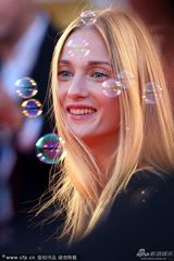 组图：爱娃助阵《沙漠驼影》首映 现场玩吹泡泡