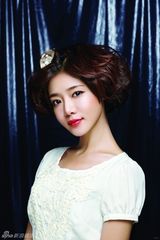 组图：邓家佳圣诞主题大片 皮草点缀优雅贵气