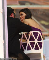 组图：前阿汤嫂凯蒂火速觅第二春 神秘男搂腰摸玉臂