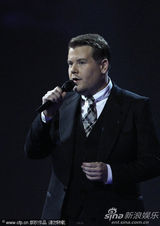 组图：第32届全英音乐奖 詹姆斯-科登怀念惠特尼