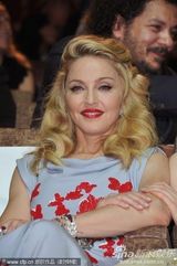 组图：《W.E》首映 麦当娜裙装娇嫩金发红唇美艳