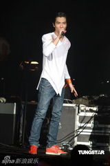 组图：萧敬腾唱《black or white》 向杰克逊致敬