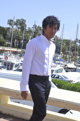 组图：秦昊戛纳海边写真 帅气逼人显型男本色