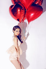 组图：于咏琳七夕写真秀美腿 展魅惑身姿