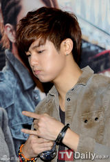 组图：韩团CNBLUE开签名会 郑容和金发引关注