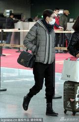 组图：刘诗诗戴口罩睡眼惺忪 疑返京探班吴奇隆